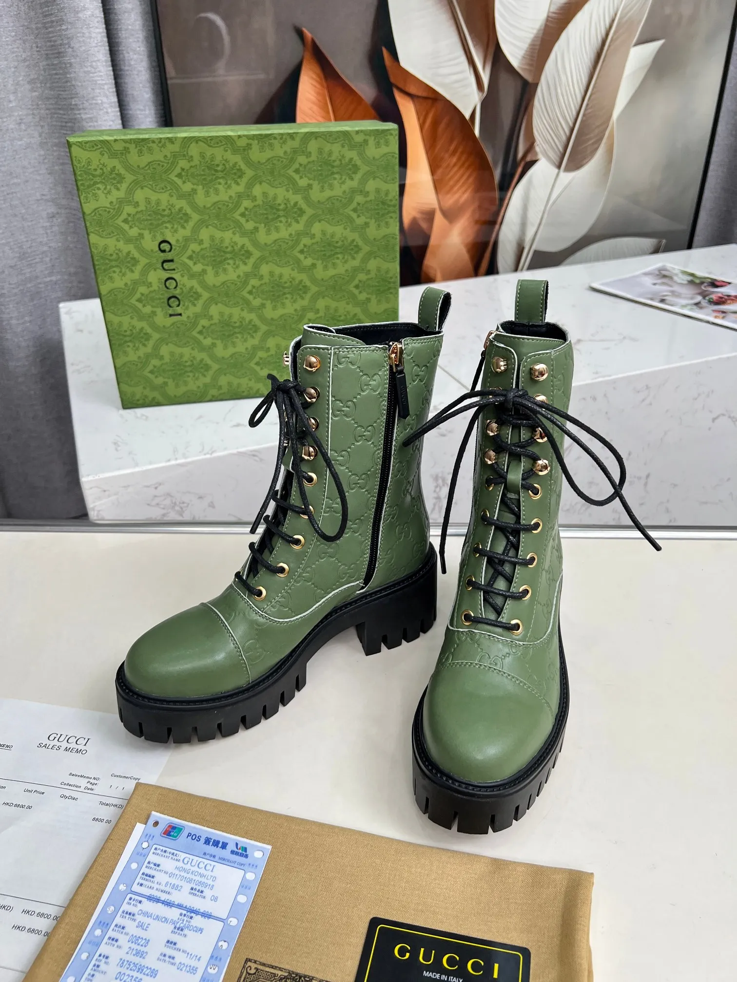 👟👟Ex-factory price 600👟👟 2025Gucci Gucci lace-up ankle boots. These lace-up ankle boots are made of Peugeot GG lace-up ankle boots. These lace-up ankle boots are carefully made of iconic GG cow leather, highlighting the brand's timeless and elegant aesthetic style. Featuring a bold silhouette, these ankle boots feature a rubber lug sole that provides secure support while giving the entire silhouette a modern, sophisticated feel. Lining: cowhide Heel height: 6 cm Size: 35-42#